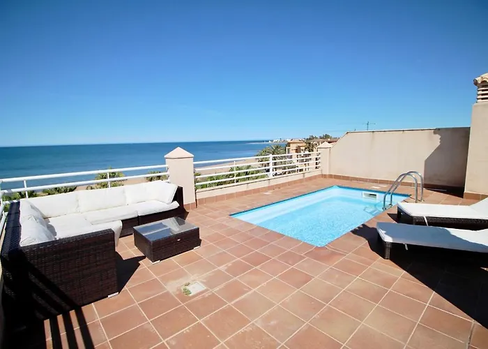 Ático espectacular con piscina privada en primera línea de playa Apartamento *